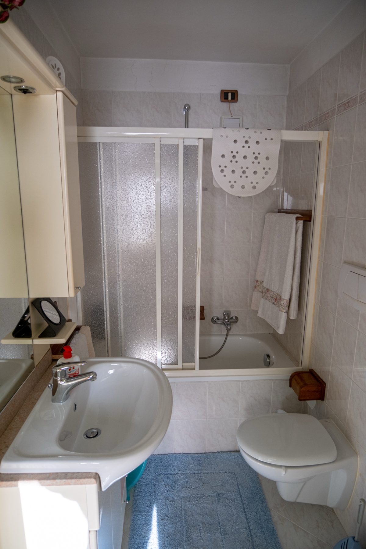 Bagno con vasca e box doccia