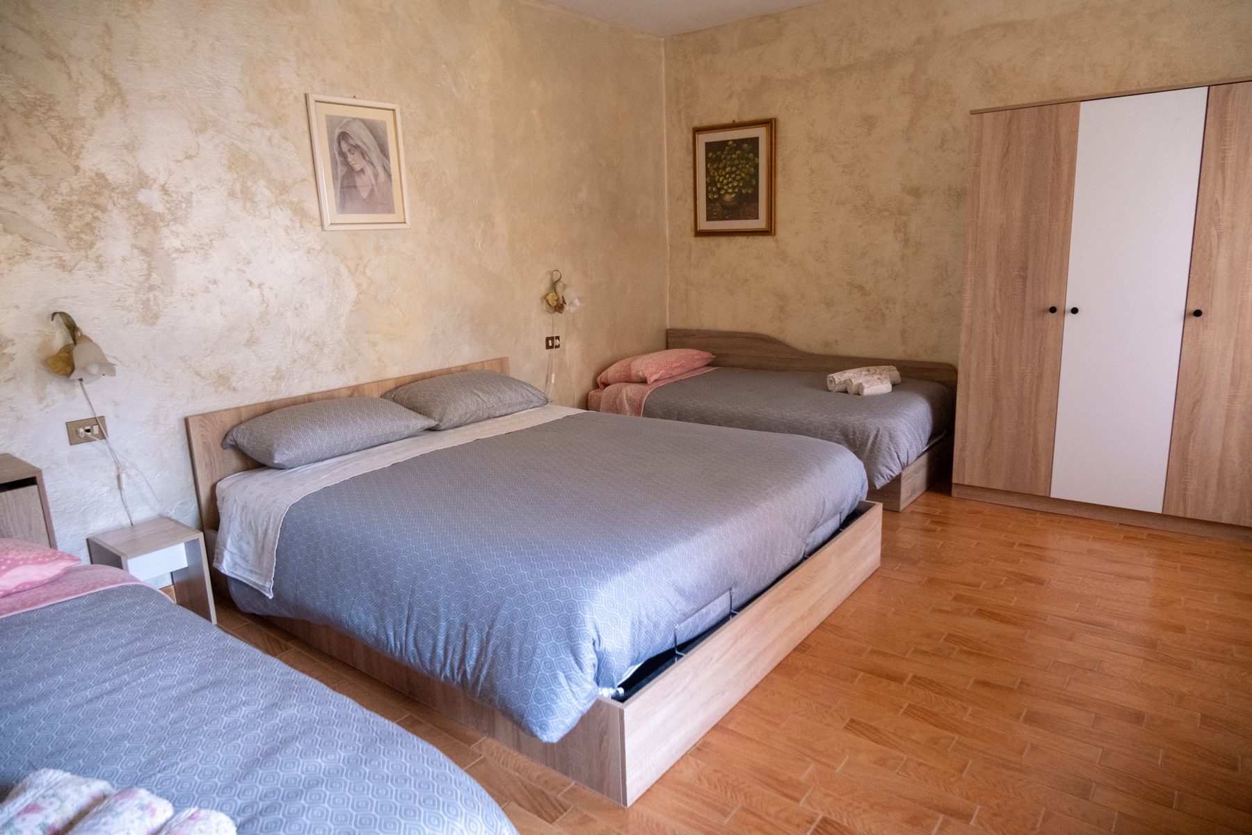 Camera con letto matrimoniale e due letti singoli